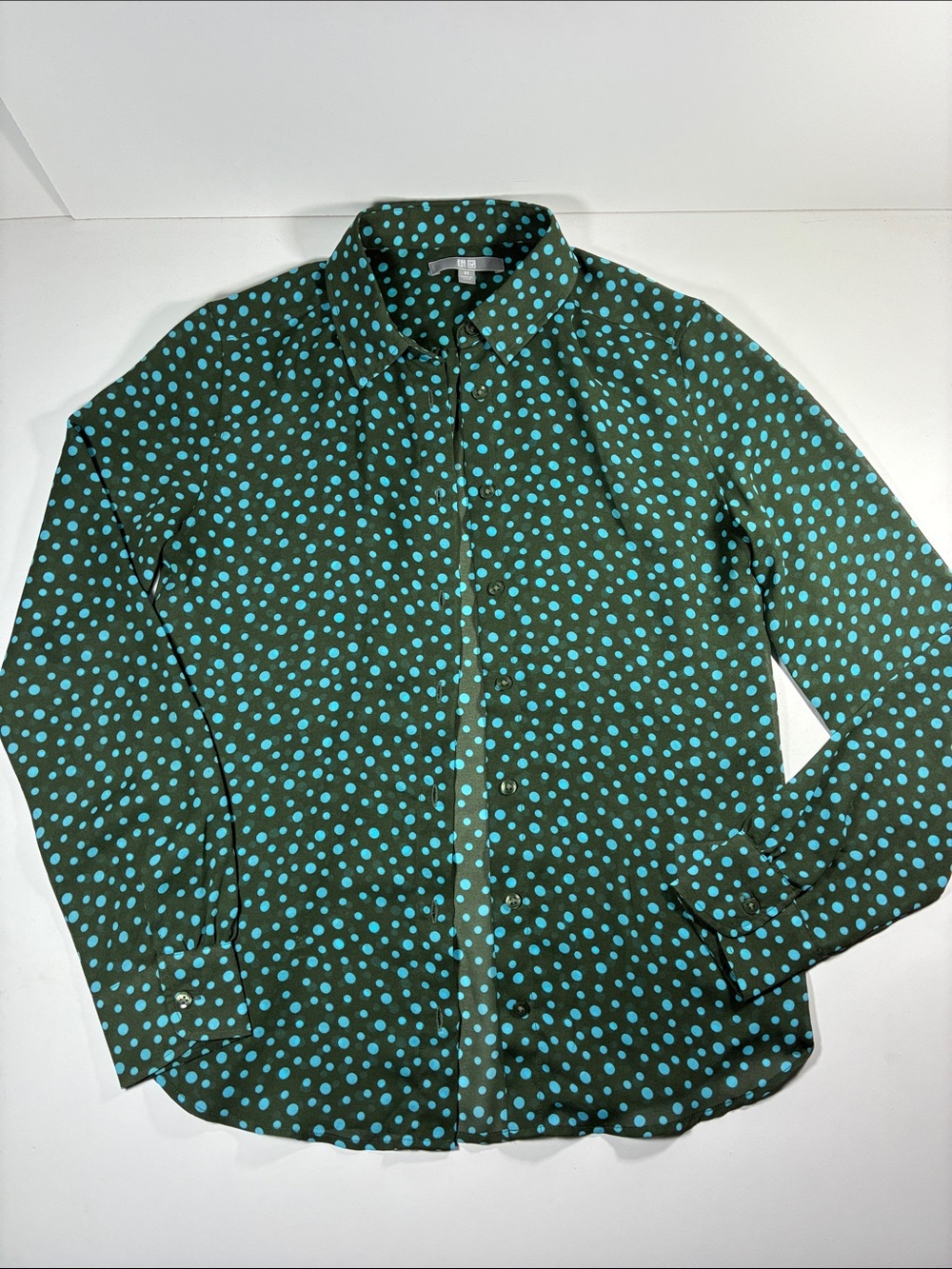 Uniqlo Women Green Button-Up Shirt with Aqua Polka Dots, size XS